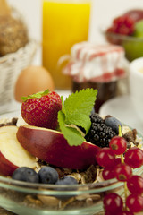 Obraz na płótnie Canvas Gesundes frühstück mit cornflakes kaffee und früchten auf ein