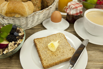 französisches Frühstück mit croissant, Saft und marmelade auf