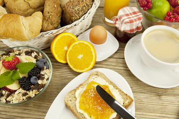 frisches frühstück mit toast und Marmelade auf einem Teller au