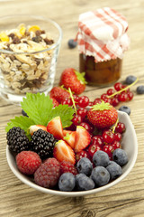 gemischte früchte und beeren in einer schale als nachtisch auf