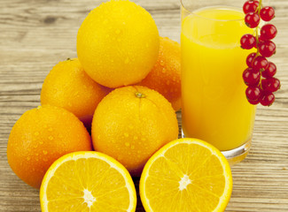 frischer gesunder Orangensaft mit orangen auf einem Tisch