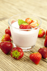 frischer erdbeer joghurt shake mit erdbeeren auf einem Tisch