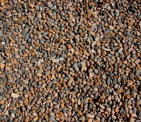 viele kleine runde braune steine kieß