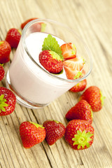 frischer erdbeer joghurt shake mit erdbeeren auf einem Tisch