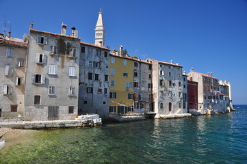 Häuserfront von Rovinj am Morgen