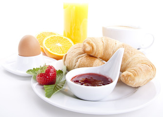 französisches Frühstück mit croissant und Marmelade isoliert