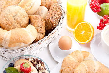 französisches Frühstück mit croissant und Marmelade isoliert