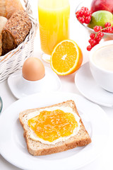 Naklejka na ściany i meble świeże śniadanie z tosty, dżem, sok i samodzielnie jajkiem