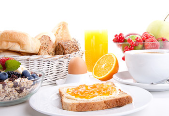 frisches Frühstück mit toast, marmelade, Saft und Ei isoliert