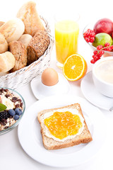 frisches Frühstück mit toast, marmelade, Saft und Ei isoliert