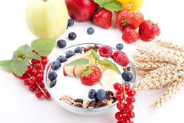 leckeres gesundes Frühstück mit cornflakes und früchten isoli