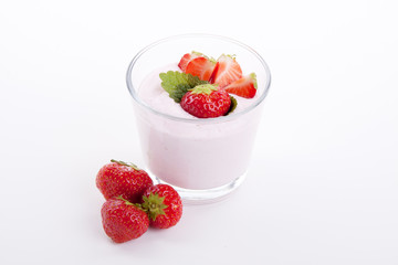 frischer erdbeer joghurt shake in einem Glas isoliert auf weiß