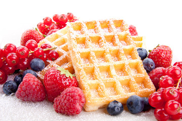 Frische süße Waffeln mit Puderzucker und beeren auf einem Tell