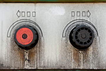 Two power contrary handles on a metal muddy plate