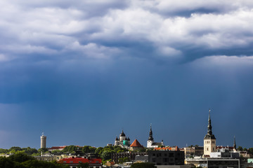Fototapeta na wymiar burza chmury nad Starym Tallinie