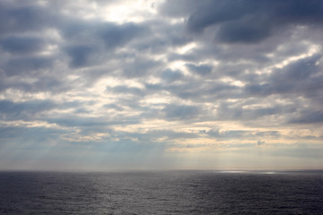 Naklejka na ściany i meble szare chmury nad morze ciemne i zimne;