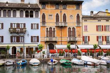 Hafenbecken von  Desenzano am Gardasee