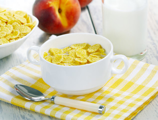 Cornflakes, milk and peaches