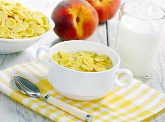 Cornflakes, milk and peaches