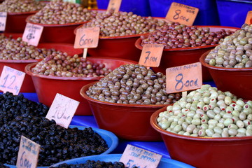 Turkish black and green olives on market stand
