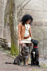 junge frau mit zwei hunden am see