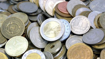 Monete da tutto il mondo con moneta da 2 euro