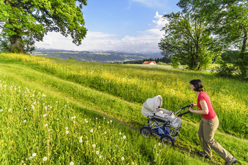 Fototapeta na wymiar Spaziergang mit Kinderwagen