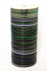 Pila di CD e DVD su sfondo bianco