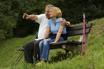 Älteres Paar beim Nordic Walking