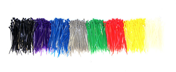 Naklejka premium Lacci di plastica colorati su sfondo bianco