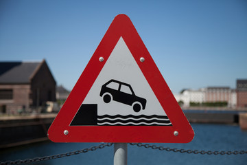 Straße endet im Wasser / Uferkante