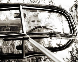 Fotobehang Retro vrouw achter het stuur © Nejron Photo