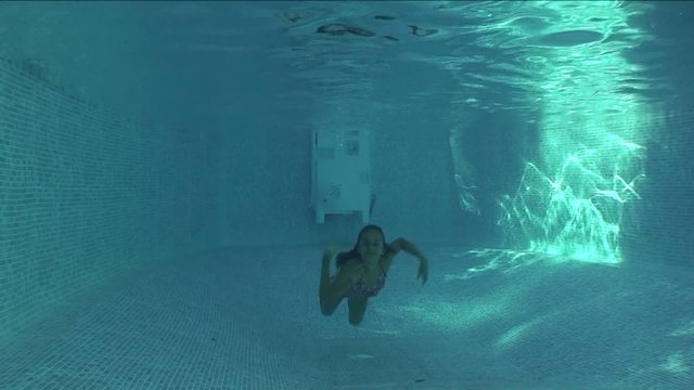 enfant sous l'eau dans la piscine