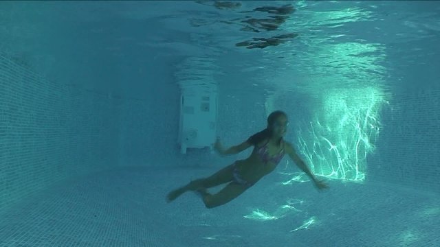 enfant sous l'eau dans la piscine
