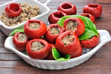 Preparazione peperoncini tondi ripieni