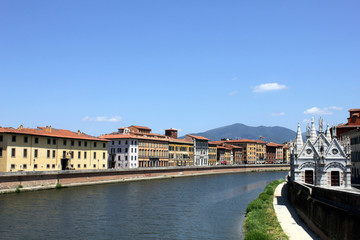 Häuser entlang des Arno in Pisa / Toskana