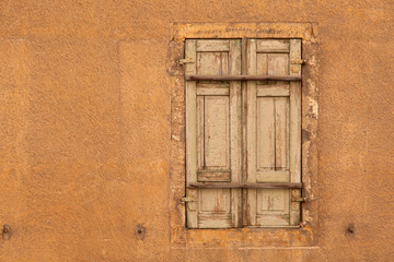 Fototapeta na wymiar Okno w starym murze zrujnowanego