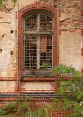 Fototapeta na wymiar Ein Fenster in einer alten verfallenen Mauer