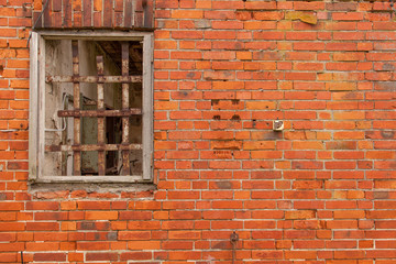 Ein Fenster in einer alten verfallenen Mauer