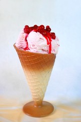 Milcheis mit Himbeersoße