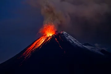 Crédence de cuisine en verre imprimé Volcan Éruption du volcan Tungurahua avec ciel bleu et lave