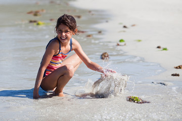 Mädchen planscht im Wasser
