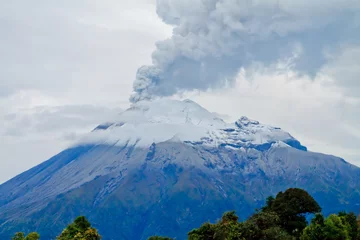 Foto auf Acrylglas Vulkan Nahaufnahme des Vulkans Tungurahua eine große Menge Asche