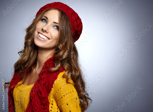 Девушка шатенка лицо руки волосы улыбка без смс