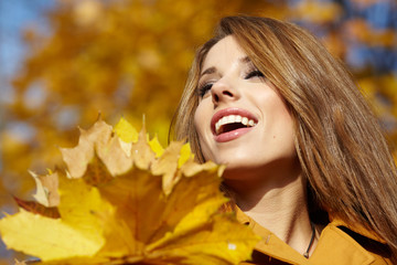 Naklejka na ściany i meble young brunette woman portrait in autumn color