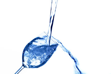 Wasser wird in ein Wasserglas eingefüllt