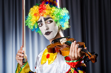 Clown playing on the violin