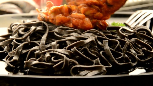 Fetuchines con tinta de calamar Fettuccine al nero di seppia