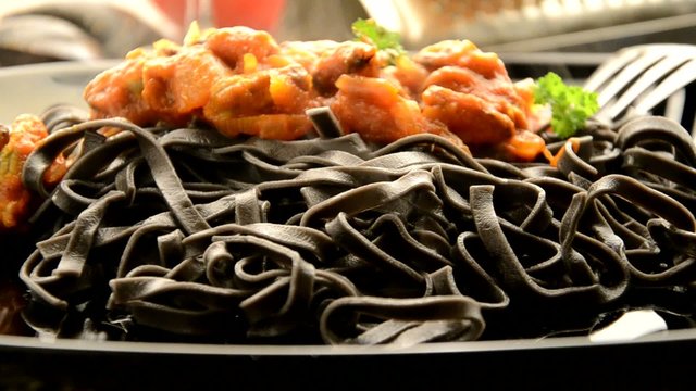 Fetuchines con tinta de calamar Fettuccine al nero di seppia