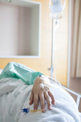 Obraz na płótnie Canvas Kobieta pacjenta do spania w łóżku szpitalnym